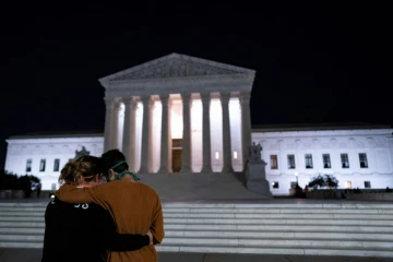 Deux femmes devant la Cour suprême des Etats-Unis après l'annonce du décès de Ruth Bader Ginsburg, le 18 septembre 2020