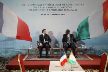 Le président français Emmanuel Macron et son homologue ivoirien Alassane Ouattara donnent une conférence de presse au palais présidentiel à Abidjan, le 21 décembre 2019