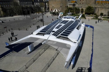 Le catamaran "Energy Observer" présenté à  Saint-Malo, 7 avril 2017