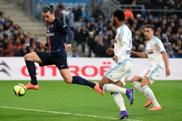 Zlatan Ibrahimovic marque pour le Paris SG face à l'OM lors du match de championnat, le 7 février 2016 au Vélodrome