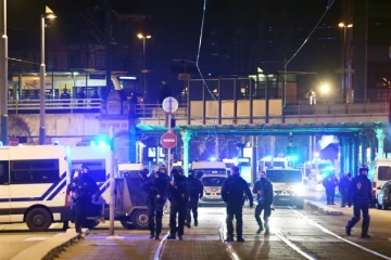 La police interdit l'accès d'une rue où Cherif Chekatt a commis un attentat à Strasbourg le 13 décembre 2018

