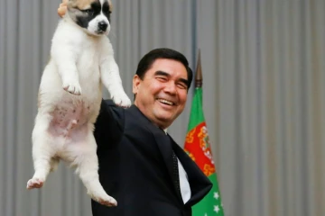 (Photo archives) Dans cette photo du 1 octobre 2017, le président du Turkmenistan Gourbangouly Berdymoukhamedov offre un chiot de berger alabaï à son homologue russe lors d'une rencontre à Sochi.
Au Turkménistan, Etat reclus et autoritaire, un animal autre que le cheval a gagné les faveurs du président, qui a placé le chien de berger alabaï au coeur de l'identité nationale de l'ex-république soviétique d'Asie centrale.
