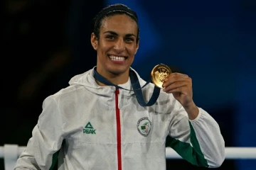La championne olympique de boxe algérienne Imane Khelif pose avec sa médaille le 9 août 2024 à Paris