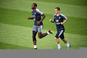 Paul Pogba (g) et Antoine Griezmann lors d'une séance d'entraînement, le 23 juin 2018 à Istra 