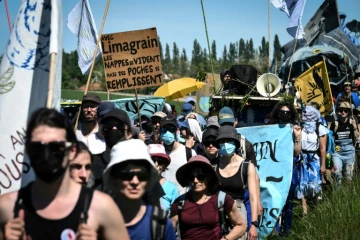 Des opposants à un projet de "mégabassines", réserves controversées d'irrigation agricole, manifestent le 11 mai 2024 près de Billom, dans le centre de la France 