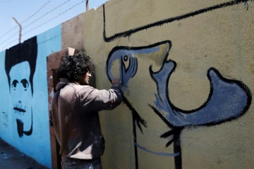 Bravant les miliciens chiites, des artistes yéménites ont peint sur les murs de l'Université de Sanaa les horreurs de la guerre qui ravage leur pays depuis trois ans, mais aussi leurs espoirs de paix. 