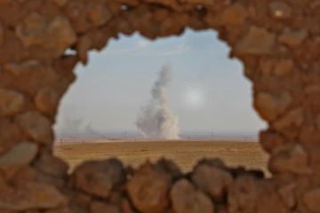 De la fumée après un raid sur la ville syrienne d'Ain Issa, à environ 50 kilomètres au nord de Raqa, le 7 novembre 2016