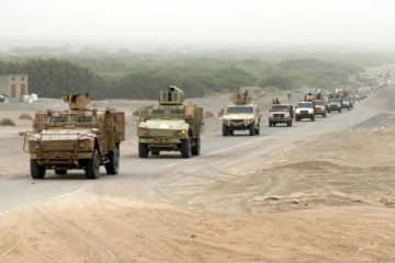Une colonne de véhicules blindés de forces progouvernementales yéménites arrive dans la localité d'al-Durayhimi, à quelque neuf km du port de la ville de Hodeida, tenue par les rebelles et cible d'une offensive, le 13 juin 2018