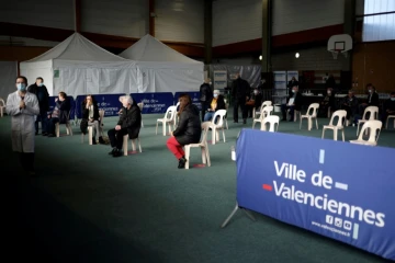 Des personnes attendent de se faire vacciner dans un gymnase à Valenciennes le 23 mars 2021