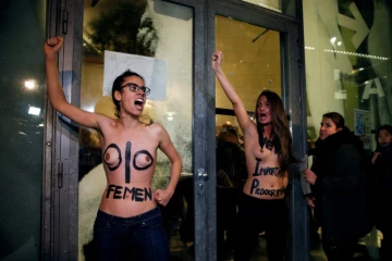 Deux Femen font irruption dans la Cinémathèque de Paris, torse nu, contre la rétrospective consacrée au réalisateur franco-polonais Roman Polanski, le 30 octobre 2018