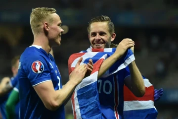 Les Islandais Kolbeinn Sigthorsson (g) et Gylfi Sigurdsson en joie après la qualification de leur équipe en quarts de finale de l'Euro face à l'Angleterre à l'Allianz Riviera, le 27 juin 2016