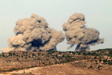 Un nuage de fumée s'élève du site d'une frappe aérienne israélienne qui a ciblé la région de Nabatiyeh dans le sud du Liban, le 28 octobre 2024