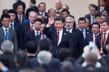 Le président chinois Xi Jinping (C), à Pékin le 1er décembre 2017