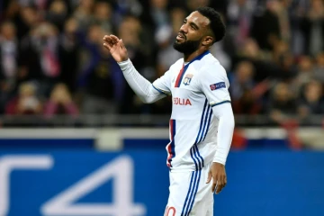 L'attaquant de Lyon Alexandre Lacazette réagit après avoir raté un penalty face à la Juventus en Ligue des champions au parc OL, le 18 octobre 2016