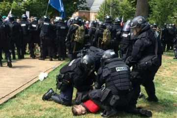 Photo de Twitter fournie par la police de l'Etat de Virginie montrant des arrestations lors d'échauffourées entre militants antiracistes et groupuscules de l'extrême droite américaines réunis à Charlottesville, le 12 août 2017 