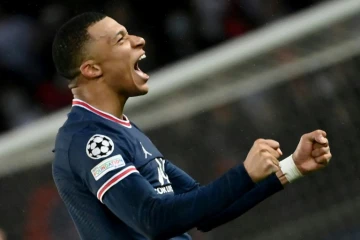 La joie de l'attaquant du Paris Saint-Germain Kylian Mbappé, auteur de l'unique but du match contre le Real Madrid, lors de leur 8e de finale aller de la Ligue des Champions, le 15 février 2022 au Parc des Princes