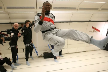 Photo fournie par Mumm et Novespace le 13 septembre 2018 d'Usain Bolt tentant de sprinter en apensanteur dans un avion survolant la France