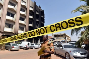 Un soldat derrière un cordon de sécurité à Ouagadougou, le 17 janvier 2016, au Burkina Faso