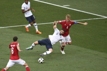 L'avant-centre des Bleus Olivier Giroud au duel avec le capitaine danois Simon Kjaer au stade Loujniki, le 26 juin 2018