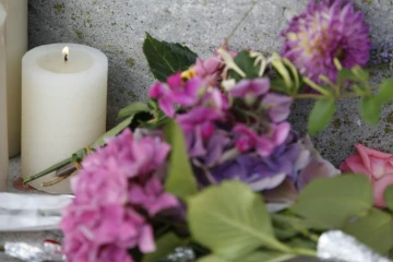 Fleurs et bougies devant la mairie en hommage au prêtre assassiné, le 26 juillet 2016 à Saint-Etienne du Rouvray