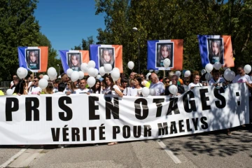 Marche blanche avec en tête du cortège, les parents de Maëlys, Jennifer Cleyet-Marrel et Joachim De Araujo, leur fille ainée Colleen et leurs proches, ballons blancs à la main et tee-shirts à l'effigie de la fillette, le 27 août 2018 à Pont-de-Beauvoisin