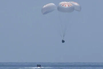 La capsule Dragon de SpaceX juste avant l'amerrissage dans le golfe du Mexique, le 2 août 2020
