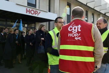 Un syndicaliste CGT et le personnel de la filiale d'Air France Hop! manifestent à l'extérieur du siège de la société à Rungis le 7 avril 2017