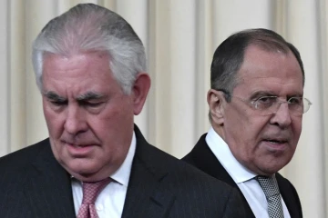 Le ministre russe des Affaires étrangères Sergueï Lavrov et le secrétaire d'Etat américain Rex Tillerson arrivent à une conférence de presse après leurs discussions à Moscou le 12 avril 2017