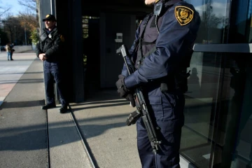 Des membres des forces de sécurité devant l'entrée d'un bâtiment des Nations unies, le 10 décembre 2015 à Genève  