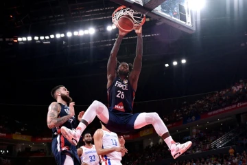 L'intérieur français Mathias Lessort monte au dunk contre l'équipe dominicaine dans le group G du Mondial à Shenzhen, le 5 septembre 2019