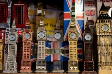 Une réplique de Big Ben, la Tour Elisabeth du Parlement britannique, dans une boutique de souvenirs à Londres le 4 janvier 2019