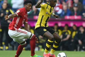 Le milieu de Dortmund Ousmane Dembelé (d) à la lutte avec le défenseur du Bayern David Alaba, le 8 avril 2017 à Munich 