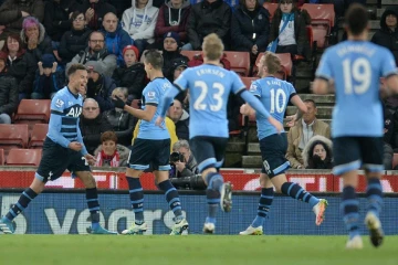 La joie des joueurs de Tottenham fêtent un des deux buts de Dele Alli (g) face à Stoke, le 18 avril 2016 au Britannia Stadium