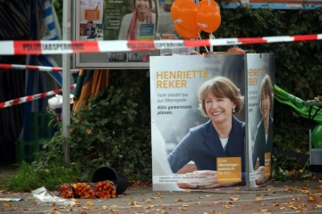 Des fleurs déposées près du lieu où la candidate à la mairie Henriette Reker a été grièvement blessée, à Cologne, en Allemagne, le 17 octobre 2015