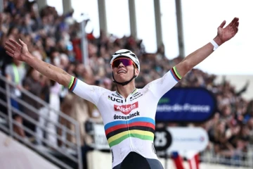 Le Néerlandais Mathieu van der Poel, vainqueur de Paris-Roubaix pour la deuxième année consécutive, le 7 avril 2024
