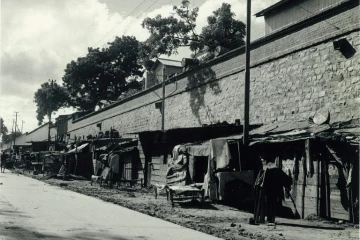 Photographie fournie par les autorités indiennes, montrant des cabanes construites pour des familles réfugiées près du Lothian Bridge à New Delhi, au moment de la partition de l'Inde, le 19 septembre 1950