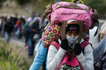 Une migrante vénézuelienne marche le long de la route à proximité de Tulcan, en Equateur, le 21 août 2018
