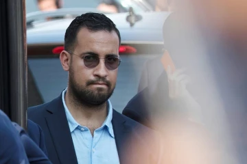 Alexandre Benalla à l'aéroport Roissy-Charles de Gaulle lors de l'arrivée des Bleus, le 16 juillet 2018