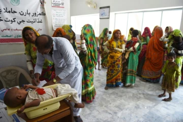 Un médecin vérifie le poids d'un enfant à l'hôpital pakistanais de Mithi, le 25 mai 2018