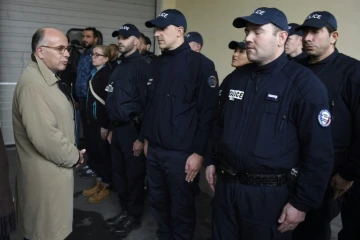 Le ministre de l'Intérieur Bernard Cazeneuve rencontre des policiers le 5 octobre 2015 à Saint-Ouen, dans la banlieue de Paris