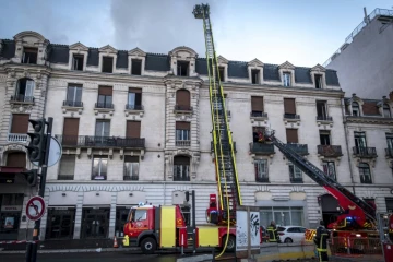 Des pompiers interviennent sur un incendie dans un immeuble de Toulouse, le 10 janvier 2019