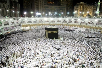 Des mulsumans prient à La Mecque, lors du dernier vendredi du mois du ramadan, le 23 juin 2017 en Arabie Saoudite