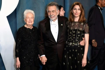 Le réalisateur américain Francis Ford Coppola entouré de sa fille Sophia Coppola et sa femme Eleanor Coppola à Beverly Hills en Californie, le 27 mars 2022