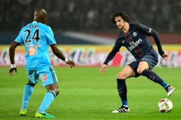 Le milieu de terrain du PSG Adrien Rabiot face au défenseur de l'OM Rod Fanni, le 23 octobre 2016 au Parc des Princes
