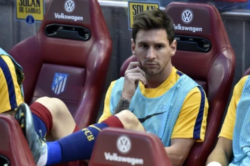 Lionel Messi sur le banc lors d'un match entre le FC Barcelone et l'Atletico Madrid, le 12 septembre 2015 à Vicente Calderon