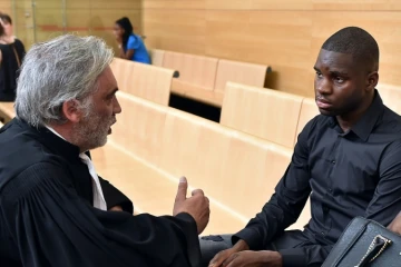 Odsonne Edouard avec son avocat Pierre Le bonjour avant une audition le 13 juin 2017 au Palais de justice de Toulouse