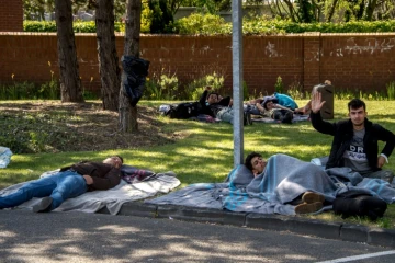 Des migrants kurdes se reposent devant un gymnase où ils sont hébergés après l'incendie du camp de Grande-Synthe, le 11 avril 2017