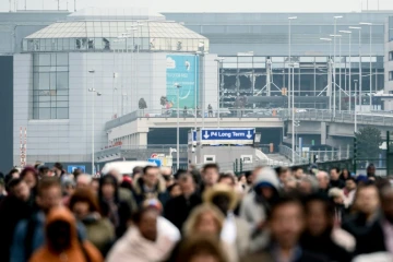 Des passagers évacuent l'aéroport de Bruxelles-Zaventem le 22 mars 2016 après l'attentat-suicide