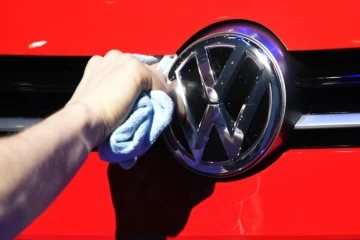 Le logo Volkswagen à l'avant d'une voiture, à Berlin en mars 2015 