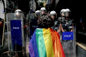 Un participant à la la Marche des Fiertés LGBTQ+ fait face à des policiers, le 26 juin 2022 à Istanbul 